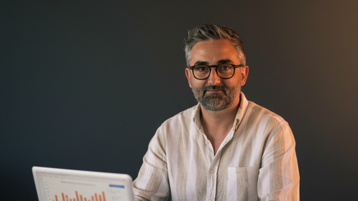 Mathieu Saudel consultant SEO Again Marketing présente une grille tarifaire complète à un dirigeant de PME depuis son bureau à Agen Lot-et-Garonne