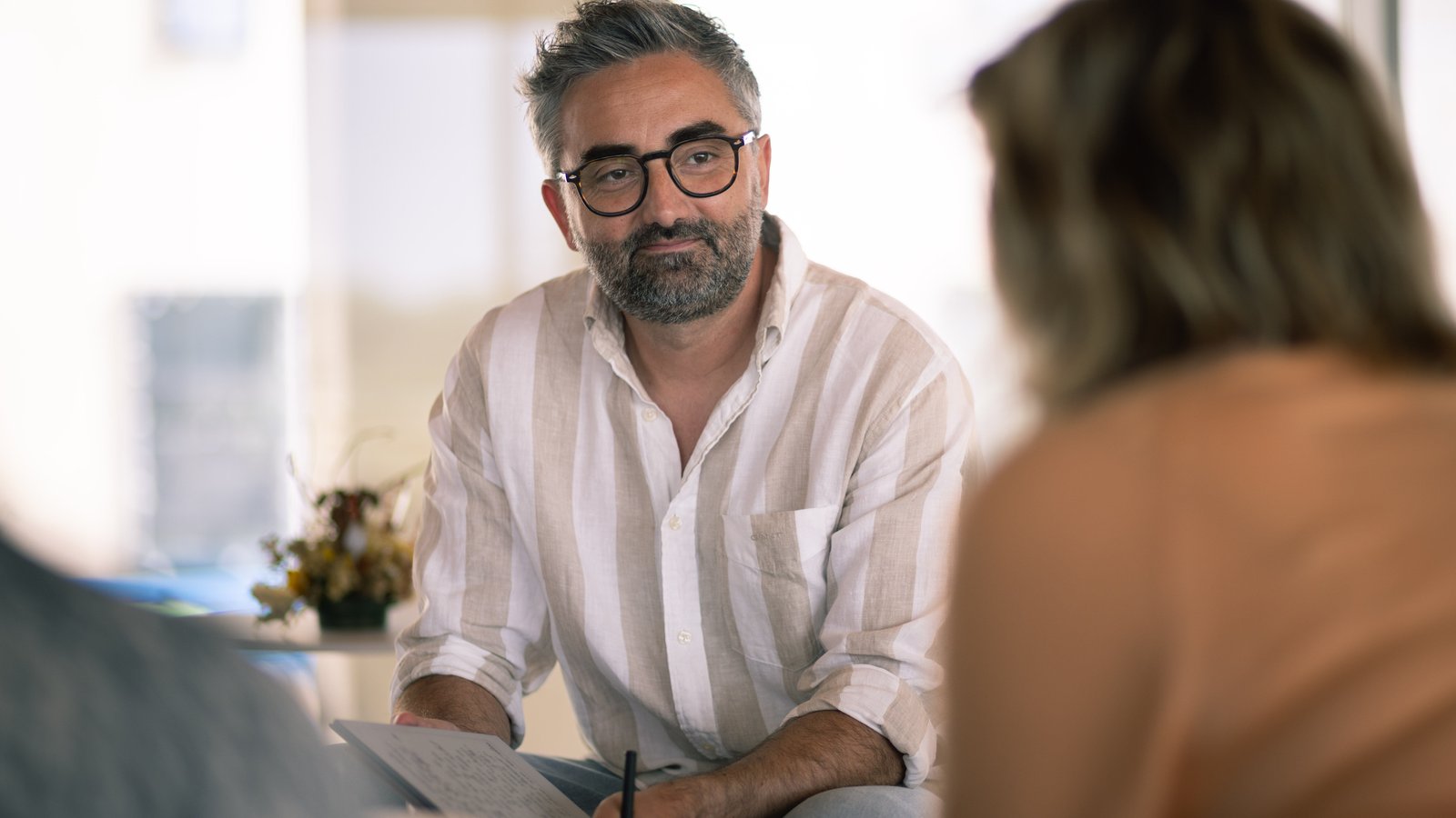 Mathieu Saudel, consultant SEO à Agen, devant un tableau d'avis clients agrégés par Google AI Mode