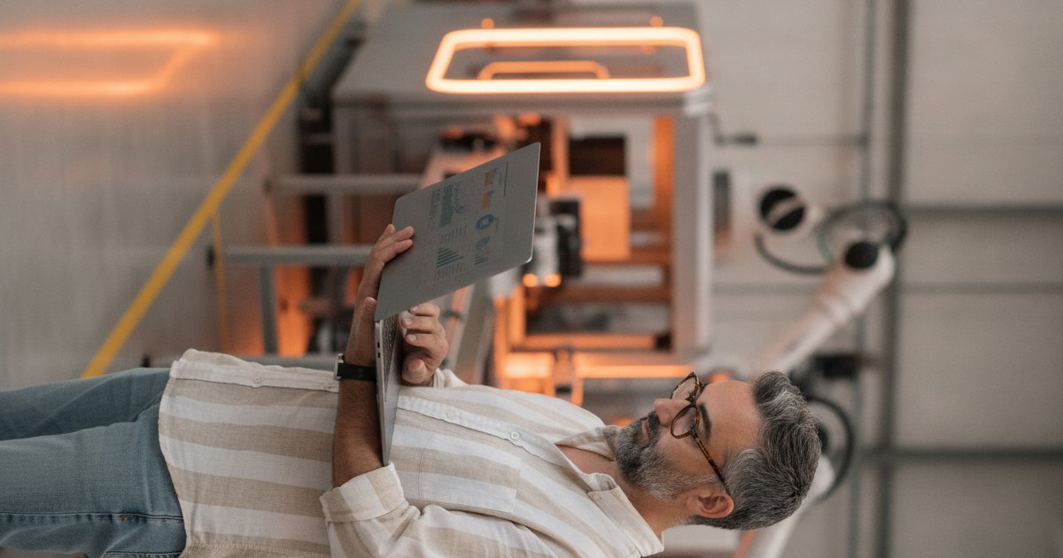 Mathieu Saudel consultant SEO accompagnant une entreprise industrielle B2B pour générer des leads qualifiés grâce au référencement naturel
