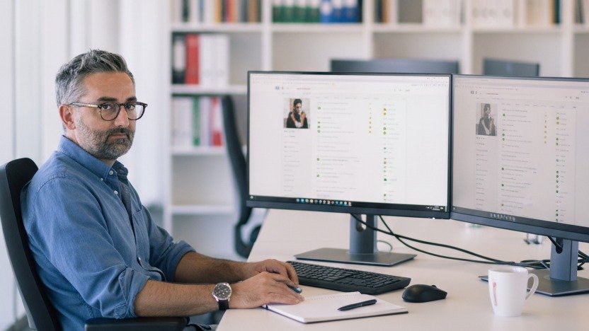 Consultant SEO Mathieu Saudel analysant une checklist SEO e-commerce, bureau moderne Agen 47